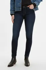 Pantalón de jean azul oscuro, corte skinny, tiro medio y confeccionado con tejido elástico.