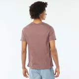 Camiseta color lila de manga corta y cuello redondo, con estampado blanco con el texto "NEW YORK 90 Bedford Street. NY 10014 WEST VILLAGE".