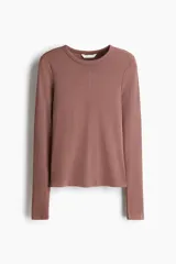 Remera entallada de manga larga con cuello redondo, confeccionada en tejido de punto.