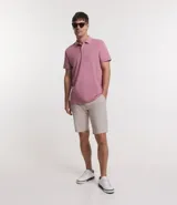 Remera polo de corte comfort, confeccionada en algodón peruano de alta calidad. Presenta cuello clásico con tapeta de botones y mangas cortas. Diseño liso y texturizado, ideal para un look casual y fresco.