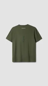 Remera verde militar de corte holgado con logo bordado en el pecho.