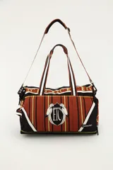 Bolso tote deportivo Farm Rio estampado, con amplio compartimento principal, asas de mano y correa de hombro ajustable.
