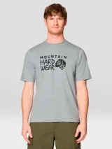 Remera de manga corta color gris con cuello redondo. Presenta un estampado gráfico en el centro del pecho con el logo y nombre de la marca Mountain Hardwear en color negro.