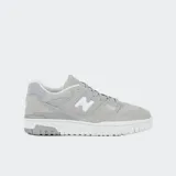 Championes New Balance 550 grises con detalles en blanco.