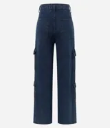Pantalón wide leg de jean azul oscuro con bolsillos carpintero y cargo.