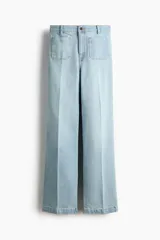 Jean de denim celeste de tiro alto con piernas amplias, bolsillos delanteros de parche y raya marcada al frente y en la espalda.