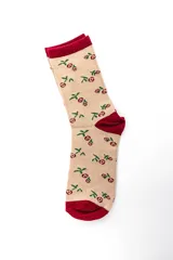 Pack de tres pares de medias tipo crew. Incluye un par liso en color bordó, un par con diseño de rayas horizontales en tonos oscuros y claros con detalles en bordó, y un par en tono beige con estampado de cerezas y detalles en bordó.