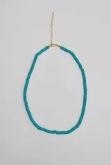 Collar corto de cuentas tubulares turquesas con cadena de extensión y cierre metálico dorado.