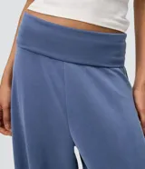 Pantalón aladín de microfibra color azul, de corte amplio con caída fluida, cintura ancha plegable y bajos elastizados.