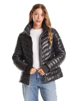 Campera puffer con acabado satinado de alto brillo, diseño capitoneado con líneas horizontales y en V. Cuenta con cierre frontal metálico, capucha fija, bolsillos laterales con cierre invisible y puños internos elastizados con abertura para el pulgar.