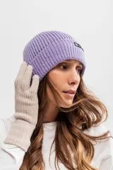 Gorro de lana tejido color lila con etiqueta negra con logo en el frente.