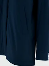 Campera de nylon flexible marca Herno, color azul marino, con silueta acampanada. Presenta capucha ajustable, cuello alto con cierre de botones a presión y cierre frontal oculto. Incluye bolsillos laterales discretos y mangas largas con puños elásticos.