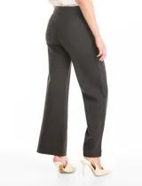 Pantalón de corte wide leg en color gris, con cintura alta y detalle de pretina prolongada con hebilla metálica lateral. Presenta costuras verticales frontales y cierre con gancho interno.
