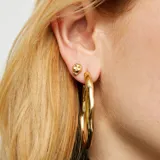 Aro piercing de aleación de metales bañado en oro de 18k con forma de calavera.
