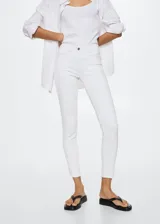 Jeans pushup de corte skinny y tiro bajo, confeccionados en tejido elástico de mezcla de algodón. Presentan diseño de cinco bolsillos, trabillas para cinturón y cierre frontal con cremallera y botón.