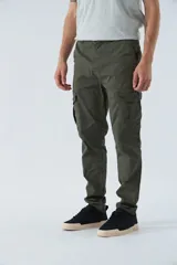 Pantalón cargo gris oscuro, corte slim, con cierre de botón y cremallera, trabillas para cinturón y bolsillos cargo con botón.