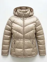 Campera puffer Calvin Klein de diseño acolchado con acabado satinado, cierre frontal con cremallera, capucha integrada y bolsillos laterales con cierre. Presenta un ajuste entallado en la cintura mediante cordón elástico.