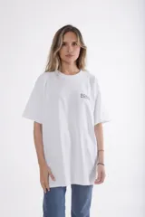 Remera blanca de algodón con estampado de sillas de diseño en la espalda.