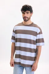 Camiseta de manga corta oversize con diseño de rayas anchas horizontales en color marrón y celeste.