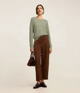 Suéter de punto color celeste, con cuello redondo y mangas largas con puños ajustados. Diseño básico y liso de la marca Marfinno.