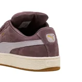 Championes Puma modelo Suede XL, color azul vibrante con detalles en blanco. Presentan un diseño clásico de gamuza con cordones anchos, suela de goma texturizada y el logo de la marca en dorado en el lateral.