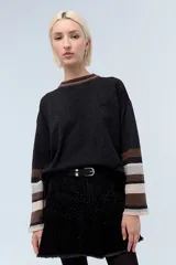 Minifalda negra tableada con costuras a contratono en azul y hotfix en tonos de negro, grises y azul.