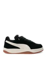 Championes Puma modelo Park Luna de color marrón topo, confeccionados en gamuza con detalles en cuero sintético blanco crudo, cordonera gruesa y suela de goma marrón.
