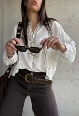 Camisa clásica blanca de manga larga con detalles de vainicas verticales y encaje, cuello mao y cierre frontal con botones.