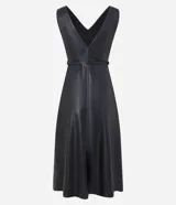 Vestido midi de corte evasé confeccionado en poliuretano con acabado que imita el cuero. Presenta escote en V, diseño sin mangas, recortes con costuras visibles en el tronco y cinturón fino integrado con hebilla metálica.