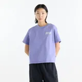Remera New Balance de manga corta color lila, de corte holgado y diseño casual, con pequeño logo estampado en el pecho.