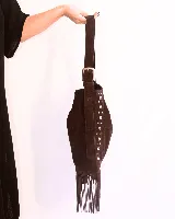 Cartera tipo shoulder bag de cuero gamuzado color suela, con diseño de flecos en la base y detalle de tachas metálicas en los laterales. Cuenta con correa regulable y forro interior.