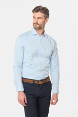 Camisa de vestir blanca de corte clásico, con mangas largas, cuello camisero y cierre frontal de botones.