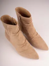 Botines negros de gamuza con punta fina y taco kitten.