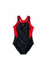 Malla entera deportiva para piscina de color negro con paneles laterales y tirantes en color rojo, diseño de espalda natación y logo estampado en el pecho.