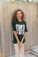 Remera blanca de algodón con estampa frontal dividida en cuatro paneles con fotos de un perro galgo.