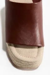 Sandalias de plataforma con tira ancha de cuero marrón y taco de bloque revestido en yute trenzado.