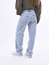 Jean de corte mom fit en color celeste claro, tiro medio-alto, con diseño clásico de cinco bolsillos y pernera recta ligeramente cónica.