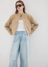 Jeans balloon de tiro medio en color celeste claro, confeccionados en algodón 100%. Presentan diseño largo con costuras frontales destacadas, trabillas, cuatro bolsillos y cierre frontal con gancho y cremallera.