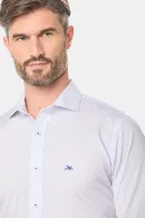 Camisa de manga larga blanca con microestampado azul, corte slim fit y logo bordado en el pecho.