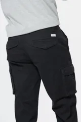 Pantalón cargo gris oscuro de gabardina con bolsillos laterales con fuelle y solapa.
