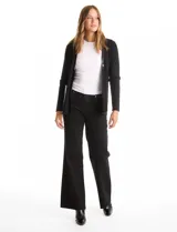 Cardigan de punto negro con escote en V, cierre frontal mediante herraje metálico y detalles de ribetes y bolsillos aplicados en cuero sintético.