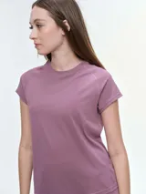Remera deportiva de manga corta con cuello redondo y costuras tipo raglán. Confeccionada en tejido técnico elástico, presenta un diseño liso y entallado, ideal para actividades físicas.