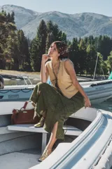 Pollera midi tejida color verde con forro de lino y elástico en la cintura.