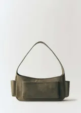 Bolso de hombro mediano confeccionado en piel bovina color verde oliva, con diseño estructurado, asa única, bolsillo frontal externo y bolsillos laterales.