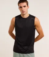 Musculosa deportiva Get Over para hombre, de color negro con estampa heat print sutil y detalles de líneas reflectivas en los hombros. Confeccionada en tejido de malla de poliéster respirable con tecnología Dry, cuenta con cuello redondo y corte regular.