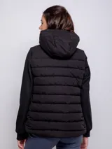 Campera puffer beige de nylon con capucha, cuello alto, mangas largas y bolsillos laterales con cierre.