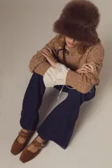 Ballerinas de cuero color camel con diseño de doble tira con hebillas metálicas y punta cuadrada.