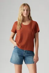 Remera color ladrillo de corte recto y mangas cortas.