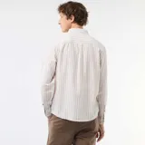 Camisa de manga larga confeccionada en mezcla de lino y algodón, con diseño de rayas verticales en tonos beige y blanco, cuello con botones y cierre frontal de botonadura central.