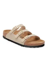 Sandalias Birkenstock modelo Florida BF, color arena con tres tiras delgadas ajustables con hebillas doradas, plantilla anatómica de corcho y látex, y suela de goma negra.